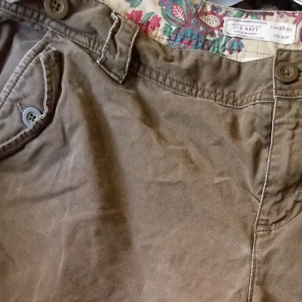 Women's Bermuda shorts with one cargo pocket